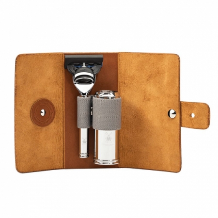 Small Travel Leatherbag, Made Of Cowhide, With gillettei34 fusioni34 Razor And Trave i gruppen Sk�gg & Rakning / Rakhyvel och rakkniv hos UnderCclub AB (RT1F)